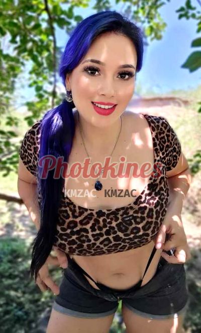 Azul, mujer que hace videollamadas y sexting