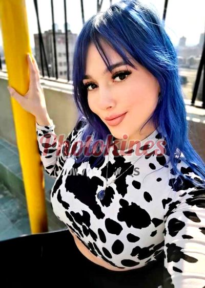 Azul, mujer que hace videollamadas y sexting