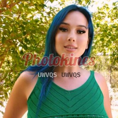 Azul, mujer que hace videollamadas y sexting