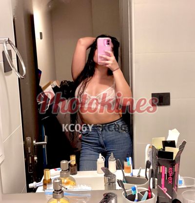 Sharom, mujer que hace videollamadas y sexting
