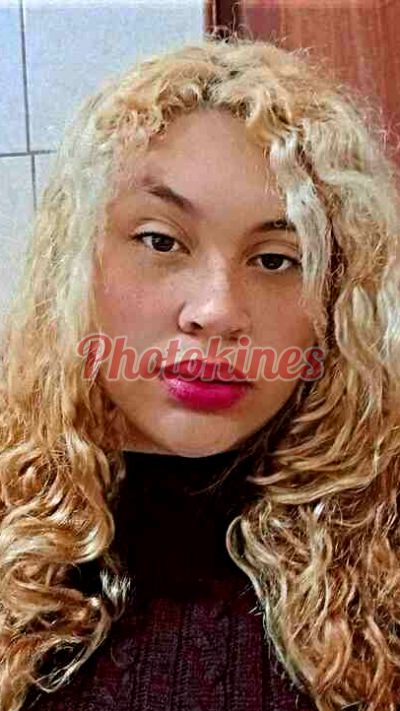 Bella, mujer que hace videollamadas y sexting