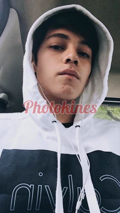 Ángel 904708129, Hombre que hace videollamadas y sexting