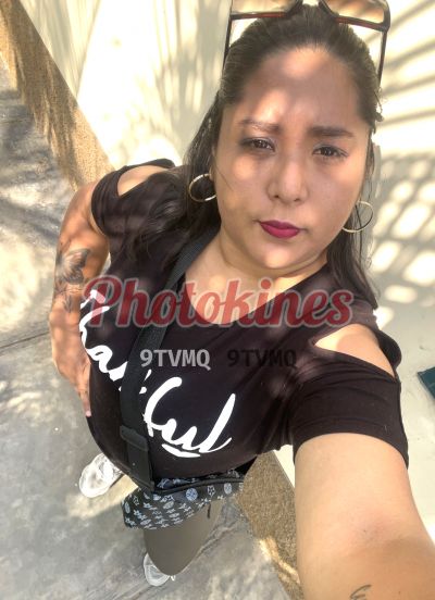 Azul, mujer que hace videollamadas y sexting