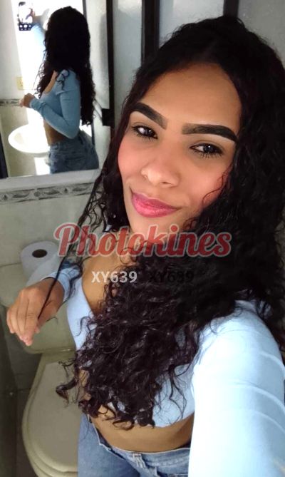 Emma, mujer que hace videollamadas y sexting