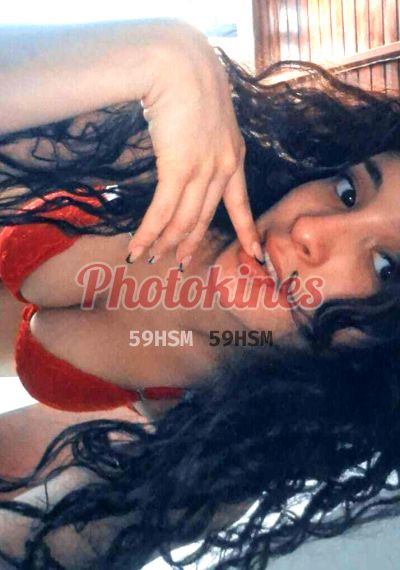 Roxy 907305574, mujer que hace videollamadas y sexting